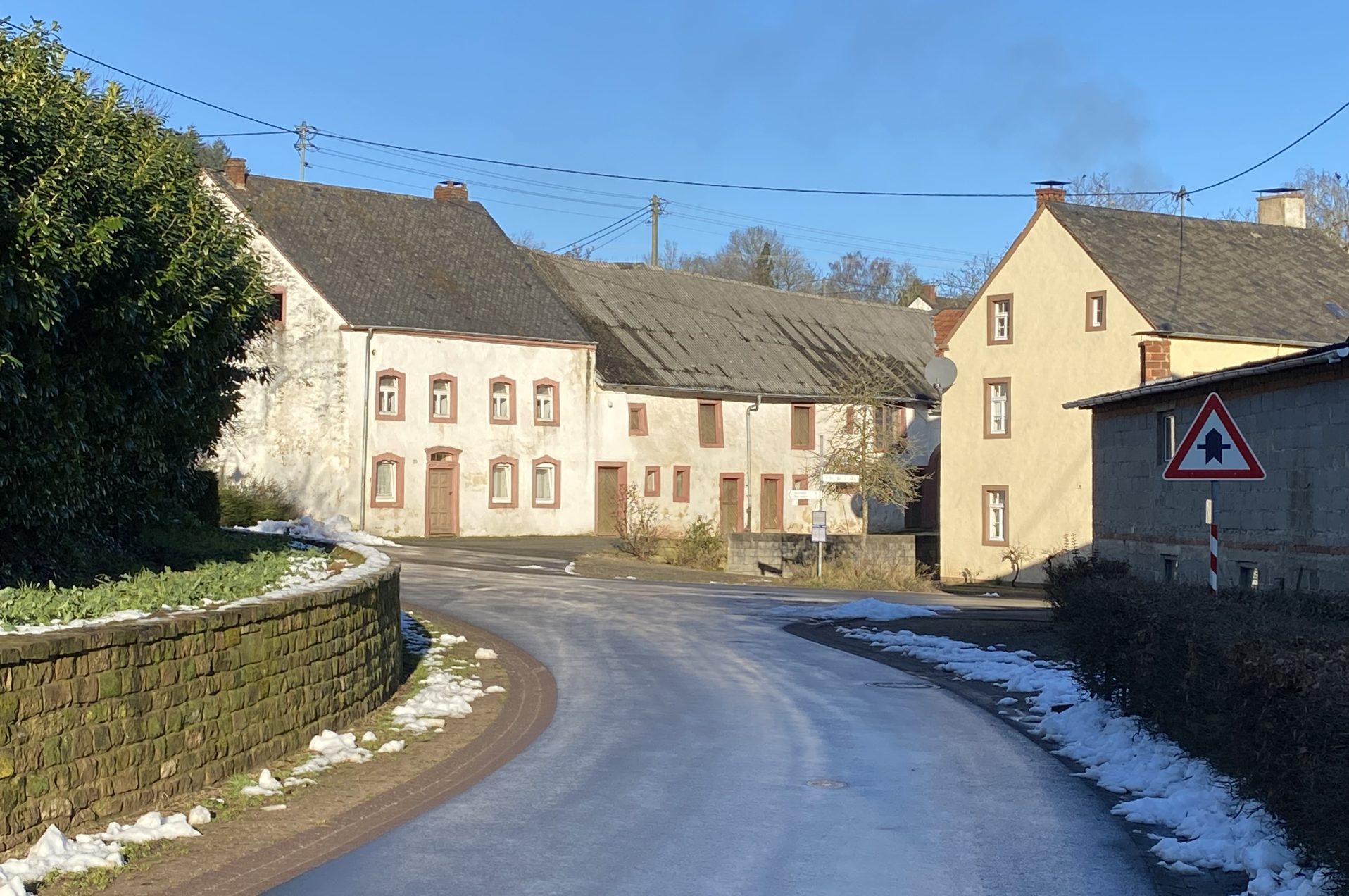 Straße im Dorf mit Häusern im Hintergrund